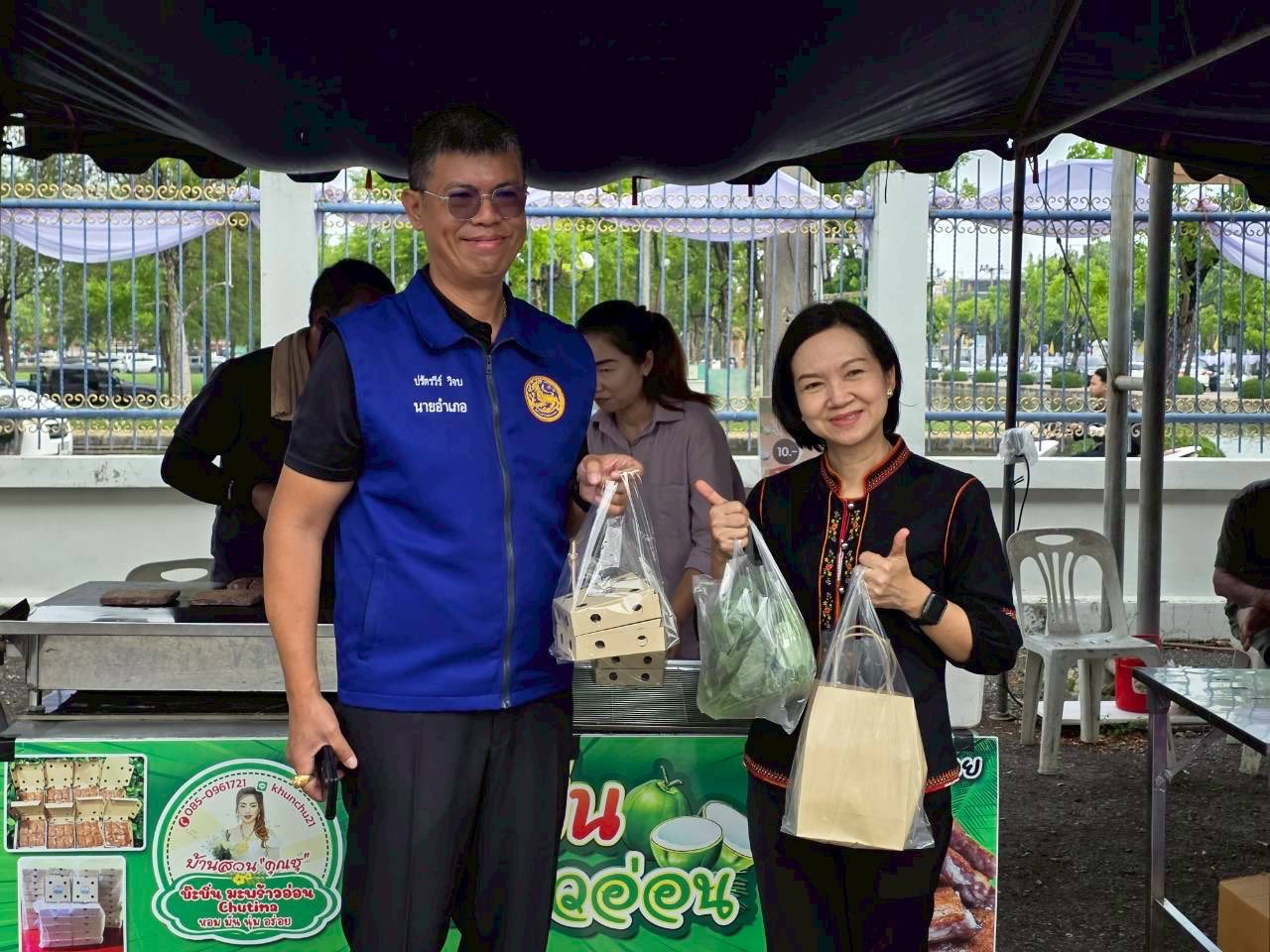 สพอ.เมืองฉะเชิงเทรา ร่วมให้กำลังใจผู้ผลิต ผู้ประกอบการ OTOP ในโครงการ “ไทยช่วยไทย ลดภาระ ลดค่าครองชีพ”