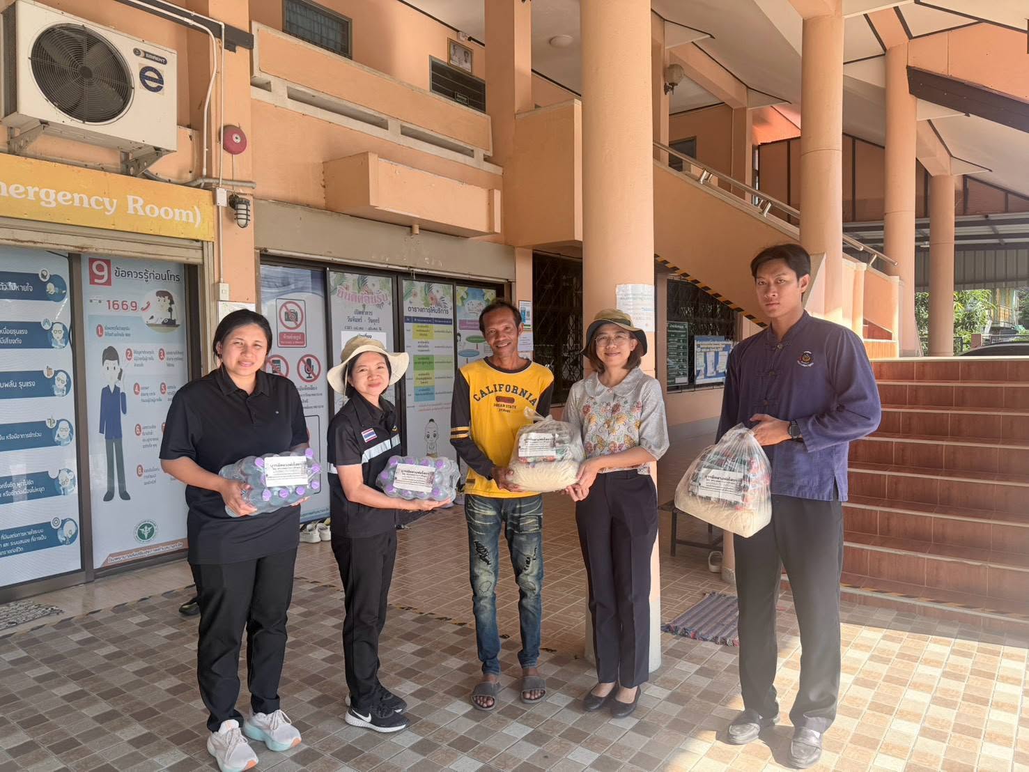 สพอ.เมืองฉะเชิงเทรา ลงพื้นที่มอบสิ่งของบรรเทาทุกข์ช่วยเหลือผู้ประสบอุทกภัยในพื้นที่อย่างต่อเนื่อง