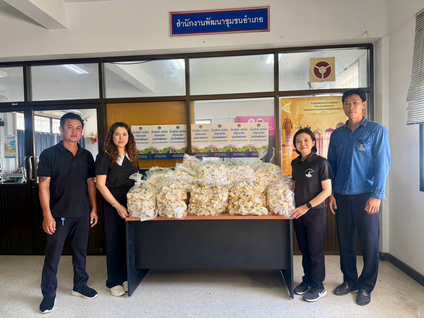  พช.เมืองฉะเชิงเทรา รับมอบดอกไม้จันทน์จากตำบลคลองอุดมชลจร จำนวน 2,000 ดอก เพื่อใช้ในพิธีถวายดอกไม้จันทน์ของประชาชน