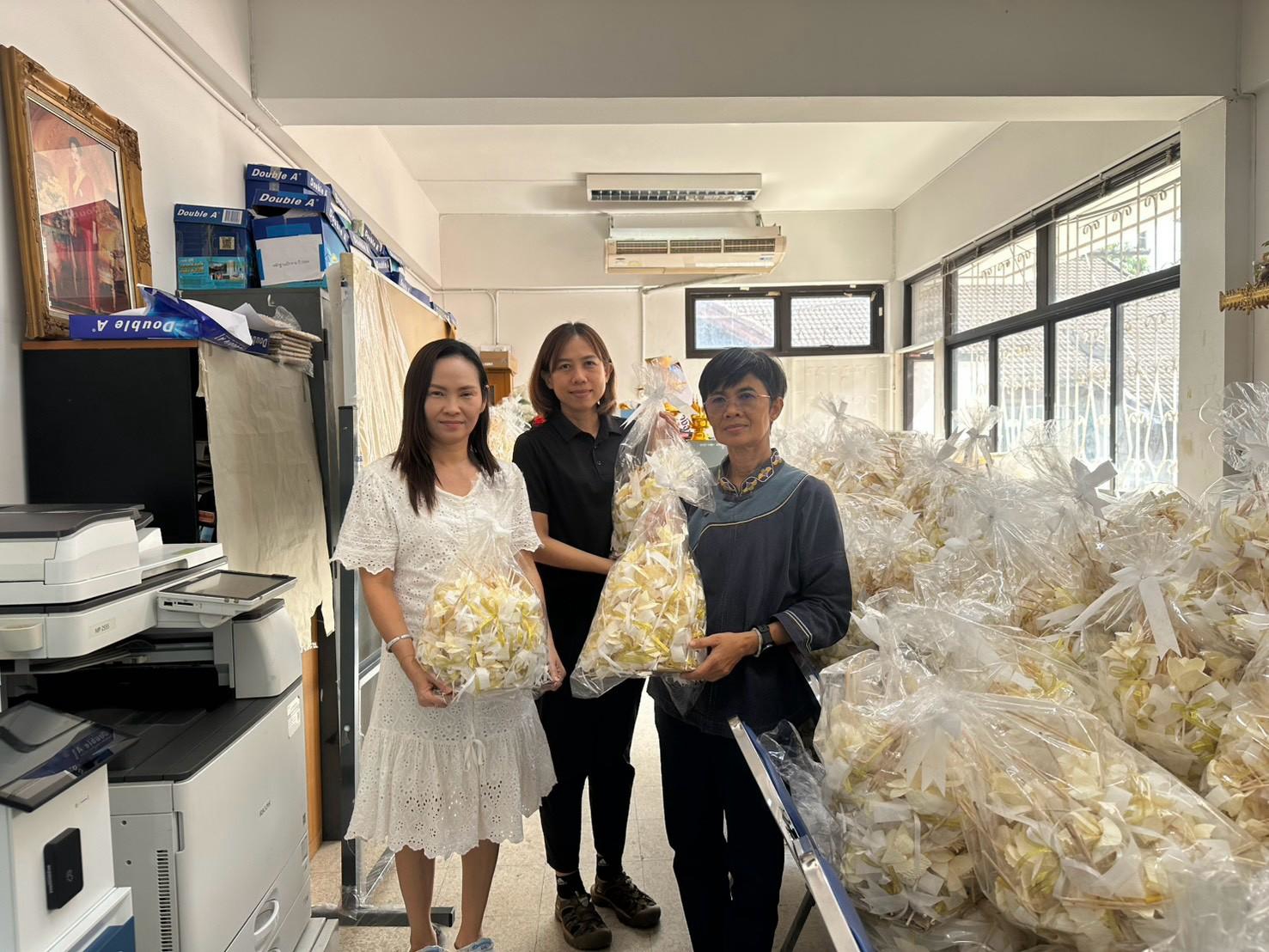  สพอ.เมืองฉะเชิงเทรา รับมอบดอกไม้จันทน์จากตำบลโสธร จำนวน 6,675 ดอก เพื่อใช้ในพิธีถวายดอกไม้จันทน์ของประชาชน