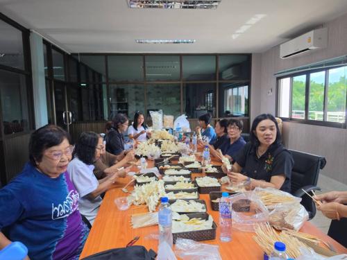  สพอ.เมืองฉะเชิงเทรา เข้าร่วมกิจกรรมการประดิษฐ์ดอกไม้จันทน์ สำหรับพิธีถวายดอกไม้จันทน์ของประชาชน